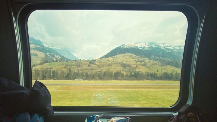 Langsung tuntas! Pria botak asal Tiongkok membawa ibu dan anak perempuan asal Ukraina ke Swiss.