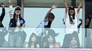 在seventeen演唱会的Jennie！一边听歌一边摇好开心！