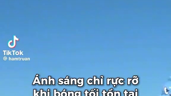 Ánh sáng chỉ rực rỡ khi bóng tối tồn tại