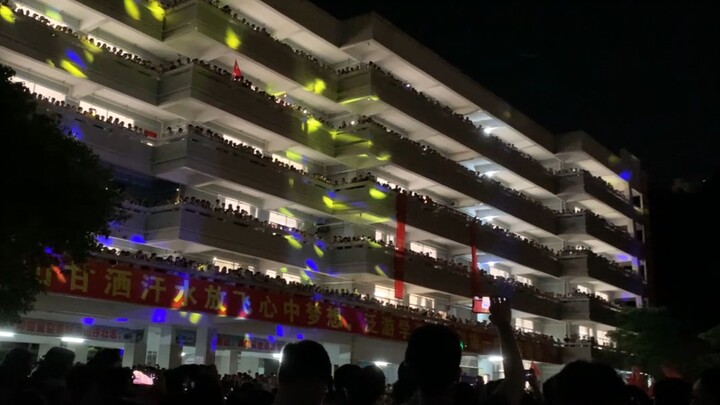 Incredibly inspiring and deeply moving! Teachers and students from Xinzhong School join forces to si