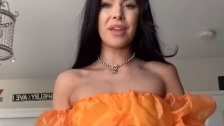 Lihatlah pakaian yang Anda suka tetapi tidak dapat dikenakan.