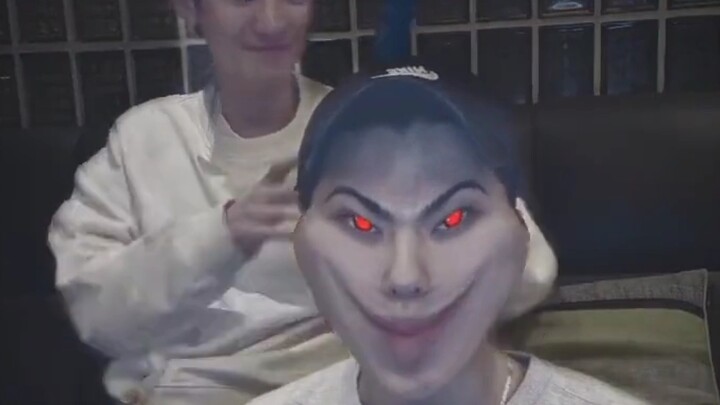 Bukan karena sudut mulut, tapi karena alisnya yang bikin Wu Shixun terlihat begitu.