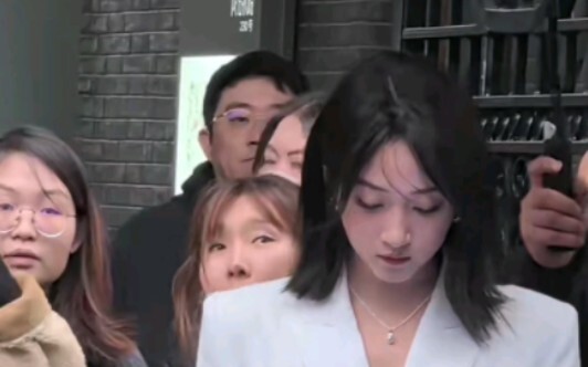 Guan Xiaotong has changed her hairstyle—her gaze still has that sweet, childlike quality, that very 