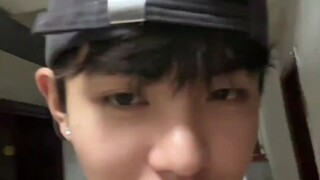 "Baru teringat setelah teman sekamar dikunci di luar bahwa aku mandi tanpa memakai pakaian"