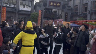 这个尴尬了飞脸上了