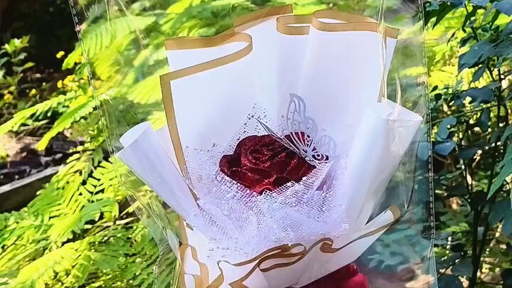 ช่อกุหลาบริบบิ้นสีแดง