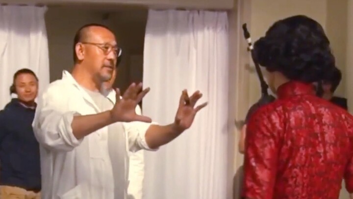 Jiang Wen personally lay on the bed to teach Xu Qing how to perform action scenes. The director is r