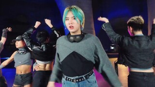 Satu-satunya tarian SET ME FREE di seluruh jaringan, dengan semua penggemar kelinci pria menari dan 