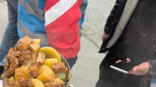 نُفِدَتْ في عشر دقائق فقط، وقال الأخ العامل إنه سيصنع كمية أكبر المرة القادمة.