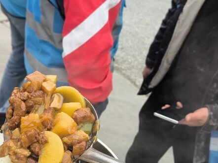 نُفِدَتْ في عشر دقائق فقط، وقال الأخ العامل إنه سيصنع كمية أكبر المرة القادمة.