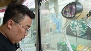 The fat guy teaches you how to grab Rem figures in a Japanese claw machine store!