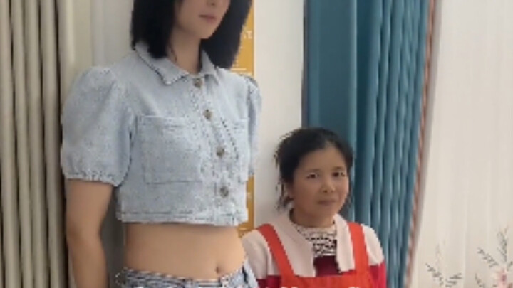 In 2006, a 190cm young lady compared her height with the neighbor’s aunt—the height difference is so