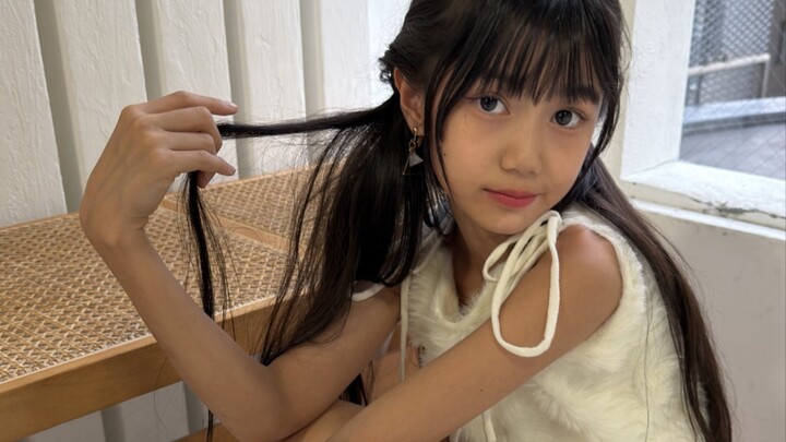 الفتاة الصغيرة اللطيفة تجعلني أشعر بالنشاط والحيوية.