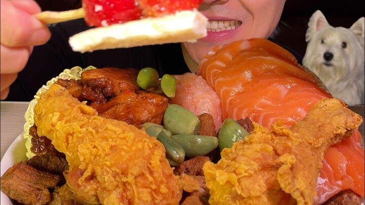 وعاء ممتلئ حتى الحافة من معكرونة اللحم البقري المطهو بصلصة الصويا مع حلوى التوت بالحليب: معكرونة لحم