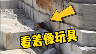 يبدو وكأنه لعبة صغيرة على السطح، لكنه في الواقع رجل كبير