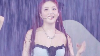 بعد عشر سنوات من انطلاقتها، لا تزال الحماسة تغمرها تحت المطر! هذه هي الحيوية! Red Velvet في حفلة موس