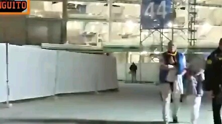 مشجعو ريال مدريد الأب وابنته يغادران الملعب مبكرًا، ثم يكتشفان عند الباب أن النتيجة تعادلت في اللحظة