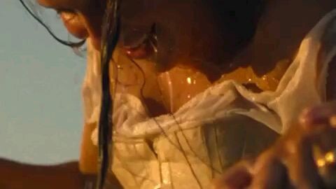 Adegan Film Mandi di Air Laut