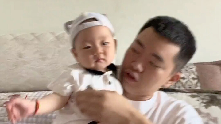 Bắt nạt em bé dễ dàng cỡ nào? Đừng có dại mà để tôi bắt được nhé!