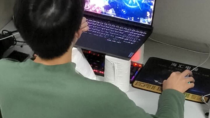 เพื่อนร่วมห้องเล่นดันเจี้ยน 4.2 ใช้เทคนิคเต็มที่จนเหงื่อท่วมหัว