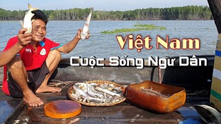 CÁ KHO KHÓM • Nấu Ăn Bữa Cơm trên Ghe | Ngư Dân Miền Tây