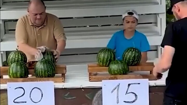 Cuộc chiến thương mại giữa hai sạp dưa hấu