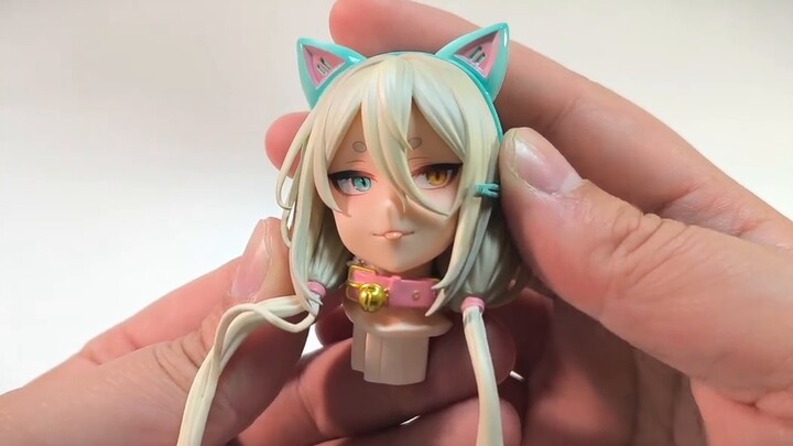 Siapa yang akan bermain game tanpa dia? Gadis kucing permainan yang cantik berwarna putih