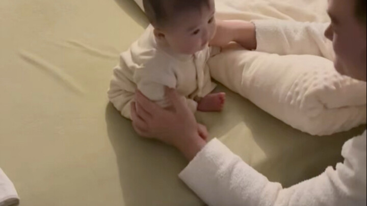 六个月宝宝学坐