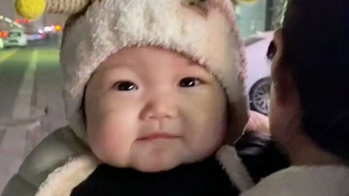 ทารกสื่อสารด้วย “ภาษาทารก” บนบ่าแม่ ชาวเน็ตบอก: “เขาคงกำลังอวดความน่ารักของตัวเอง ฉันเถียงไม่ออกเลย”