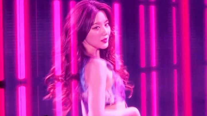 Ye Shuhua's Concert Solo Stage: A Stunning Beauty on the Big Screen