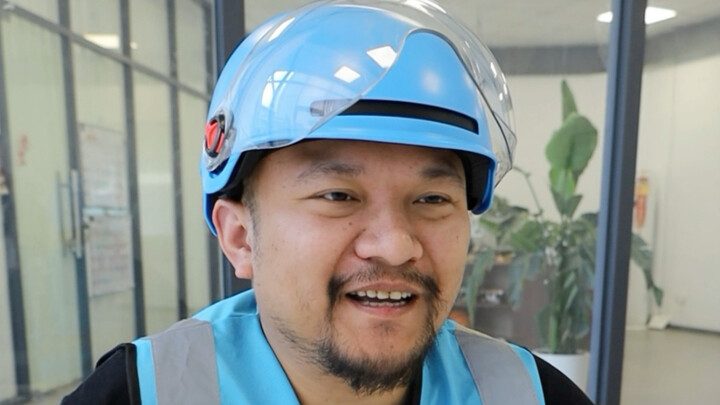 Delivery driver moonlights as the boss’s secretary?