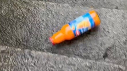 Khoảnh khắc giải áp khi lăn chai xuống cầu thang