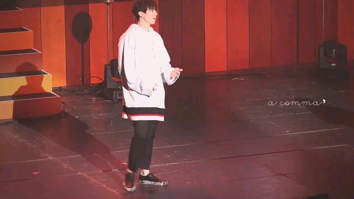 Amazing Leedongwook cute dance TT by twice