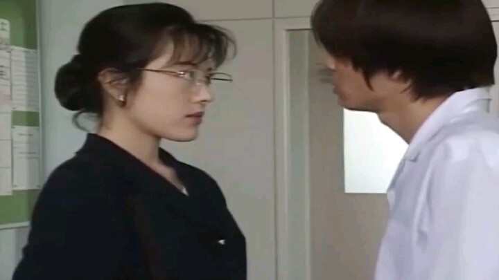 The boy glanced at the female teacher once and ended up falling hopelessly in love with her!