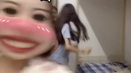 前面的小姐姐有点点可爱