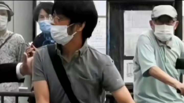 Apa yang dilakukan pacar ahli efek khusus dari teman pembawa acara?