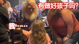 小女孩遇见夏天度假时的“圣诞老人”，却害羞不敢搭话