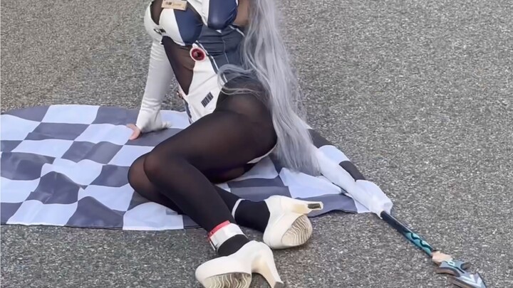 Encountered a Shenhe in a racing suit outside the comic con—her heels are broken, what a pity!