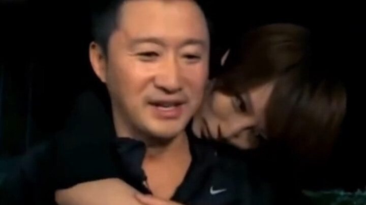 #How good is Wu Jing at acting cute with his wife? A fierce wolf in public, a gentle lamb behind clo