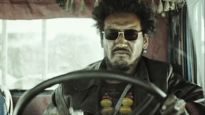 Driving through the无人区, the man instinctively pulled out a bottle of strong liquor and took a big sw
