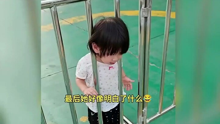 Đầu bị kẹt, mẹ bình tĩnh xử lý, cuối cùng con gái như vừa phát hiện ra một thế giới mới!