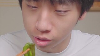 Can chili peppers really be pickled and eaten? Let's give it a try, handsome guy!