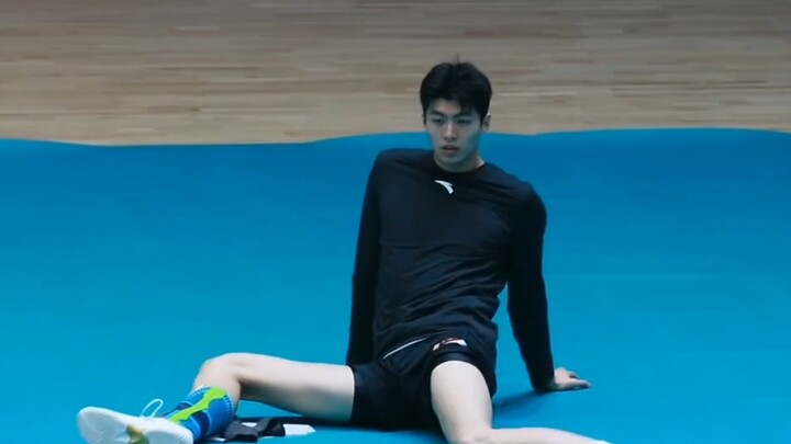 Sosok ganteng voli yang kini viral, atlet berkulit putih berkaki panjang sedang pemanasan di lokasi 