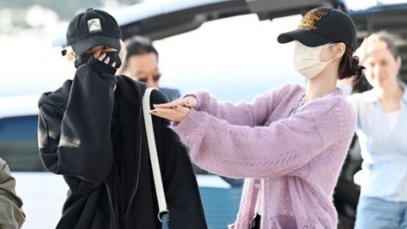 จีเซลฉลองผลการขึ้นแท่นอันดับ 1 ครั้งแรกของยูจีมินแต่กลับลืมเนื้อเพลงเสียเอง…