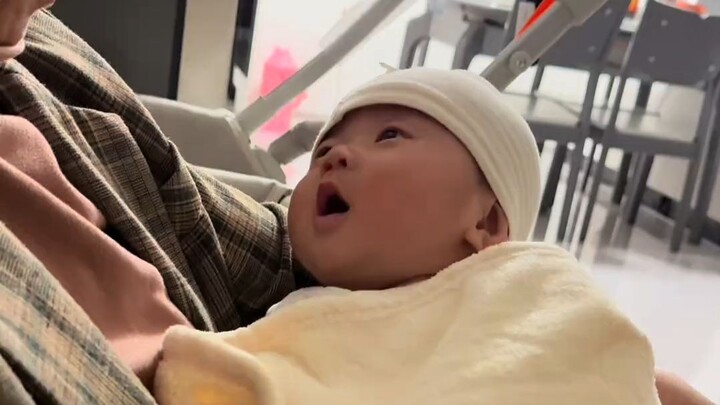 Bayi ini suka banget ngobrol! Sudah ngobrol sama nenek selama setengah jam, padahal jelas-jelas nene