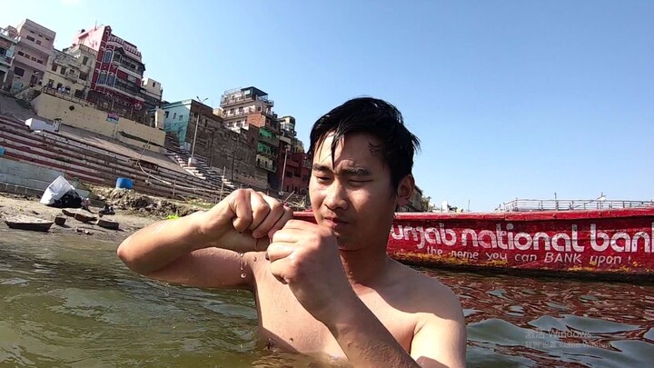 Going to take a bath in the Ganges, it turns out the water in the Ganges is not that dirty?