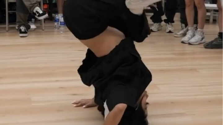 The ultimate street-dance girl—her moves are flawless, flowing like water, seriously incredible!