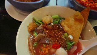 Yen Ta Fo is a noodles menu with pink soup 釀豆腐 เกาเหลาเย็นตาโฟ อร่อยเครื่องแน่น รร.ทาวน์อินทาวน์