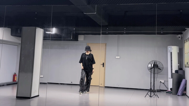 Girls never die! It's been so long since I last came to the dance studio [crying heavily]