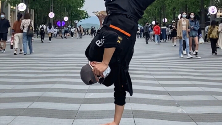 Aksi spektakuler di jalanan, inilah pertunjukanku! Bboy penari Haoran